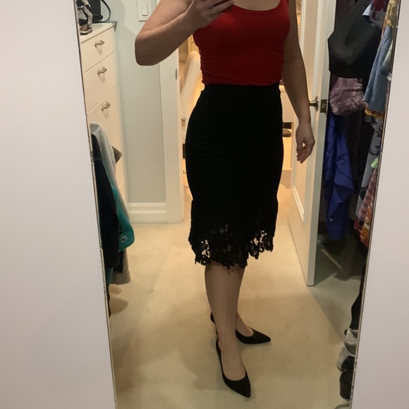 Gorgeous practically new trumpet skirt with lace detail - Picture 6 of 9